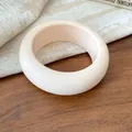 Bracciale rigido spesso in acrilico crema retrò con finitura lucida su fondo legno - Bracciale 79# - Rosa Chiaro - Rotondo