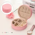 Joyero redondo compacto de cuero sintético rosa con compartimentos para anillos y collares - Round Zipper Style (AQ87) / Rosa