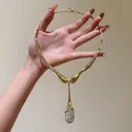 Vista dettagliata della collana con ciondolo a goccia d'oro irregolare e cristalli pavé - Collana / Oro
