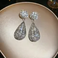 Eleganti orecchini a goccia con strass scintillanti e finitura in argento di lusso - Orecchini pendenti / Ago d'argento / Argento