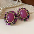 Vista detallada de pendientes vintage de cristal violeta con detalles florales de cuentas - Estilo de Flor Ovalada (HE14774) / Rojo Rosa Ovalado