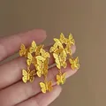 Nahaufnahme eleganter goldener Schmetterlings-Ohrhänger mit fein strukturierten Flügeln. - Gestapelter Schmetterlingsstil (3#)