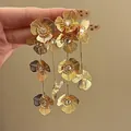 Nahaufnahme eleganter französischer Goldblumen-Ohrringe mit feinen Blütendetails - Strass Blumen-Quaste Stil (7#)