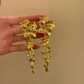 Detaillierte Nahaufnahme von eleganten goldenen Blumenohrringen im französischen Vintage-Stil - 3D Blumen-Quaste Stil (4#)