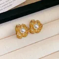 Französische goldene Blumen-Ohrstecker mit Perle im Vintage-Stil für Damen - Perlenmitte Blumenstil (26#)
