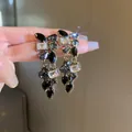 Elegante schwarze und klare Kristall-Ohrhänger mit facettierten geometrischen Steinen - Ohrstecker Schwarze Strass Wassertropfen Quastenohrringe / Schwarz