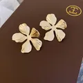 Französische goldene Blumenohrringe mit Vintage-Struktur für Damen - Gehämmerte Fünfblättrige Blume (39#)