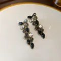 Orecchini pendenti vintage con strass geometrici in una elegante finitura dorata - Nappina a Perno in Argento