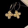Elegante französische Vintage-Ohrringe in Goldblumenform mit strukturierten Blütenblättern - Plissierte Vierblättrige Blume (50#)