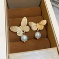 Exquisite französische Vintage Goldohrringe Schmetterling mit weißen Perlen - Asymmetrische Schmetterlingsperle (55#)