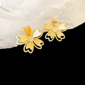 Elegante goldene Blumenohrstecker im französischen Stil mit luxuriösem Glanzfinish - Hohle Sakura-Form Stil (16#)