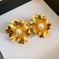 Elegante goldene Blumenohrstecker im Vintage-Look mit glänzenden Perlen in der Mitte. - Künstliche Perlenblume (46#)