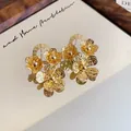 Elegante goldene Blumenstecker im französischen Stil mit luxuriöser Hammerschlag-Optik - Gehämmerte Blumencluster (41#)