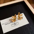 Elegante goldene Schmetterlings-Ohrstecker im französischen Stil mit feiner Textur - Flügelgeprägter Schmetterling (61#)