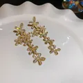 Elegante goldfarbene Ohrhänger mit Blumenmotiv und funkelnden Zirkonia-Kristallen - Funkelnder Quastenstil (58#)