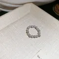 Macro dettaglio che mostra le eleganti perle e le sfere di cristalli pavé di questo anello - Stile Strass Perla Artificiale Vintage Francese (HR2599-1)