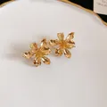 Elegante goldene Blumenohrstecker im französischen Stil für Damen Modeaccessoires - Gebürsteter Blumenclip (25#)