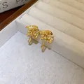 Elegante goldene Blumenohrringe im französischen Vintage-Stil mit strukturierten Blütenblättern - 3D Blütenblatt Halbring (51#)