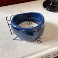 Vista dettagliata di un bracciale rigido largo in resina blu navy irregolare lucido - Blu scuro