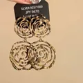 Orecchini a pendente vintage con stampa leopardata e motivo a rosa traforata per donna - Modello 39 / Perno in argento 925 / Caffè-Nero