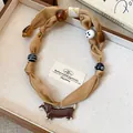 Collana in tessuto marrone con perle miste e ciondolo a forma di cane bassotto marrone - Ciondolo Bassotto (HN10500) / Caffè Chiaro