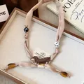 Elegante collana in tessuto con ciondolo a forma di bassotto e perle in legno marroni - Ciondolo Bassotto (HN10500) / Bianco-Caffè
