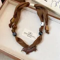 Collana autunnale in tessuto marrone con perline in legno e ciondolo bassotto - Ciondolo Bassotto (HN10500) / Caffè Scuro