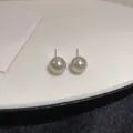 Primer plano de pendientes de perlas vintage con aguja de plata y un diseño minimalista. - Estilo Aguja de Plata Gris / 10mm