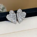 Eleganti orecchini a lobo a cuore in argento con pavé di zirconi e trama increspata - Argento