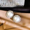 Boucles d'oreilles perles rondes élégantes avec halo de strass brillant sur fond de tissu - Modèle à grosse perle / Argent