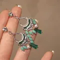 Dettaglio macro di orecchini etnici in argento con perle di cristallo verde e perle. - Stile Pendente con Nappa (3#)