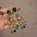 Dettaglio di orecchini vintage in stile etnico con perline verdi e rami dorati. - Stile Ramo Floreale (4#)