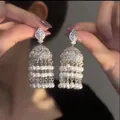 Dettaglio macro di orecchini a campana in argento con cristalli e nappe di perle. - Stile con Nappa di Perle Jhumka (11#)