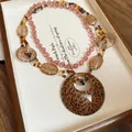 Dettaglio ravvicinato del ciondolo in resina leopardata su collana di perline - Collana 70# - Rosa - Stampa Leopardata