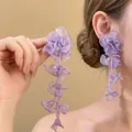 Detail der lila Stoffblumen Ohrringe mit Perlen Quasten für einen schicken Urlaubsstil - Violetter Gewebter Blumenstil (4# Silberstift)