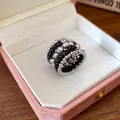 Detalle de primer plano de un anillo vintage multicapa con esferas plateadas y negras - Plata-Negro