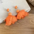 Lebhafte orangefarbene Ohrringe mit Raffia-Blumen für den Strandurlaub im Boho-Stil - Oranger Stoff Raffia Ballstil (39# Stahlstift)