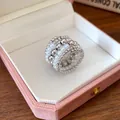 Anillo vintage multicapa con perlas blancas y cuentas de metal plateado en caja rosa - Plata-Blanco