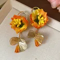 Elegante orangefarbene Stoffblumenohrringe mit Blattgoldakzenten und Kristallanhänger. - Orangegelber Stoff Metallblatt Stil (46# Silberstift)