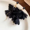 Elegante schwarze Stoffblumen-Ohrringe mit goldener Quaste für den Strandurlaub-Stil. - Schwarzer Halbtransparenter Stoff Edelsteinstil (51# Silberstift)