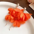 Elegante orangefarbene Stoffblumen-Ohrstecker für einen stilvollen Strandurlaub - Oranger Stoff Kristall Metalllinien Stil (53# Silberstift)