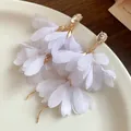 Elegante weiße Stoffblumen-Ohrhänger mit Kristallsteckern und goldenen Ketten - Weißer Stoff Strass Metallkettenstil (55# Silberstift)
