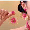 Raffia gewebte Blumenohrringe mit goldenen hohlen Blütenblättern in Pink Urlaub - Rosafarbener Hohler Metallgewebter Stil (57# Silberstift)