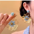 Elegante blaue Bast-Blumenohrringe mit goldenen Metallblättern und Silbernadeln - Blauer Raffia Hohler Metallstil (58# Silberstift)