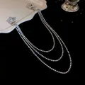 Vista macro di una spilla a stella scintillante con eleganti lunghe nappe di strass - Stile Nappina Stella / Argento
