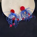 Detailansicht von Kleinblauen Quastenohrringen mit roten Pailletten auf einem Keramikteller - 4# Stil (Silber Ohrringpfosten) / Rot/Blau