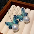 Elegante Klein blaue Schmetterlingsflügel Ohrringe mit einem großen weißen Perlenanhänger. - 52# Stil (Ohrringhaken) / Blau/Weiß