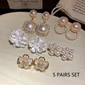 Elegante set di 5 paia di orecchini vintage a perno con perle e fiori stile palazzo per donna - Set da 10 pezzi / Oro-Bianco