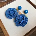 Elegante Ohrstecker aus kleinblauem Jeansstoff in Blumenform mit bunten Perlen. - 91# Stil (Silber Ohrringpfosten) / Blau