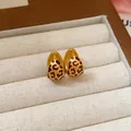 Vista dettagliata di orecchini vintage a cerchio in oro con elegante smalto leopardato. - 38# Cerchio Oro Leopardo Smalto